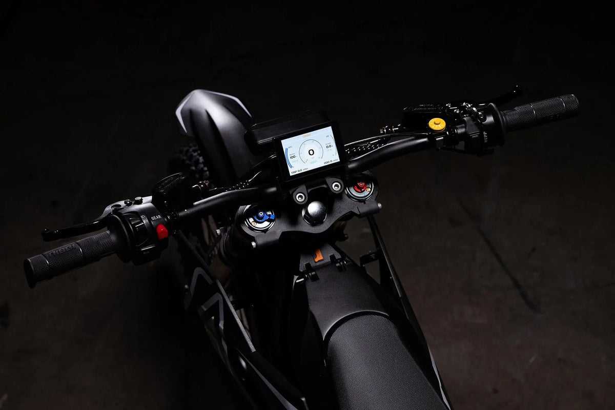 The central 4.3-inch TFT color screen 